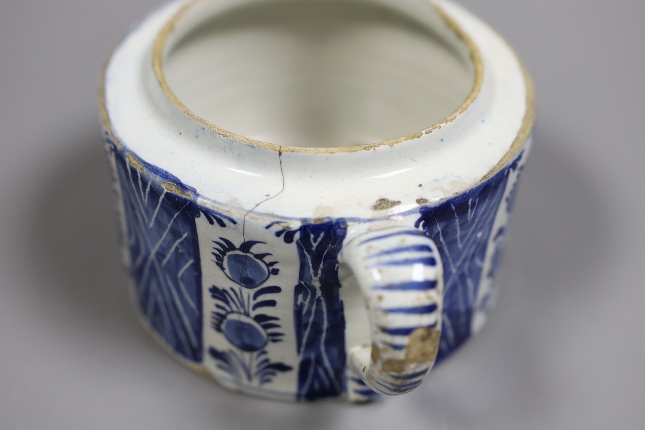 An early 18th century Delft two-handled pot, 19cms wide